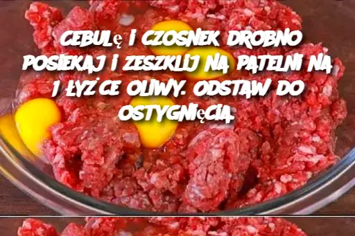 Cebulę i czosnek drobno posiekaj i zeszklij na patelni na 1 łyżce oliwy. Odstaw do ostygnięcia.