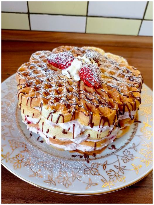 Niebiański Deser Bez Pieczenia: Odkryj Sekret Najlepszej Wafeltorty Truskawkowej!