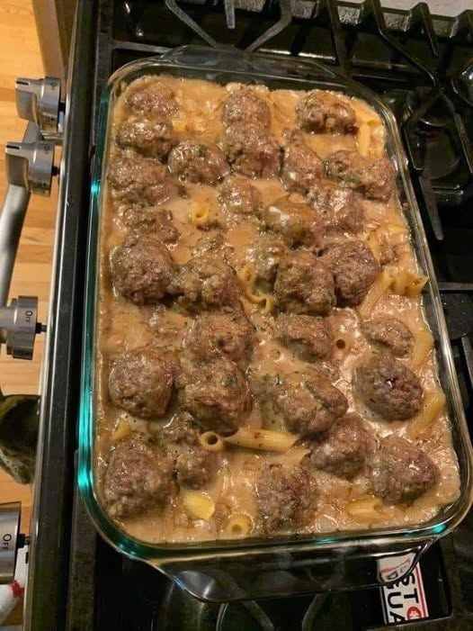 Szwedzkie pieczone klopsiki z makaronem