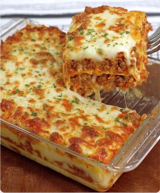 Lasagne z wołowiną i serem parmezanowym w czosnku