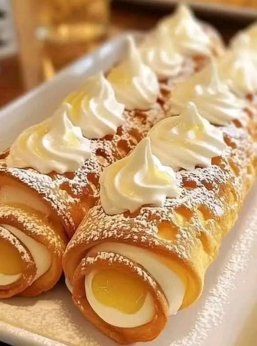 Pikantne cannolis z cytrynową bezą